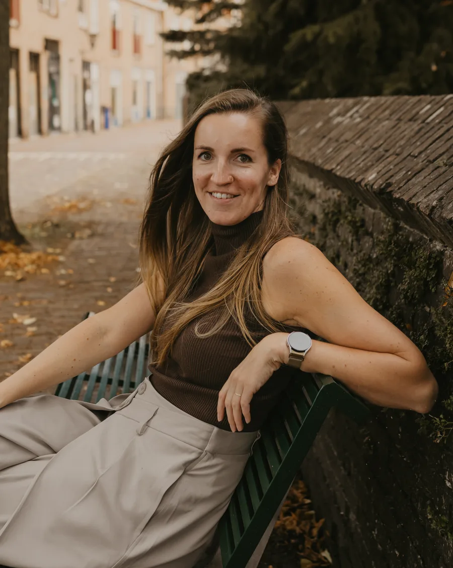 Simone van Kempen sitting on a bench outside