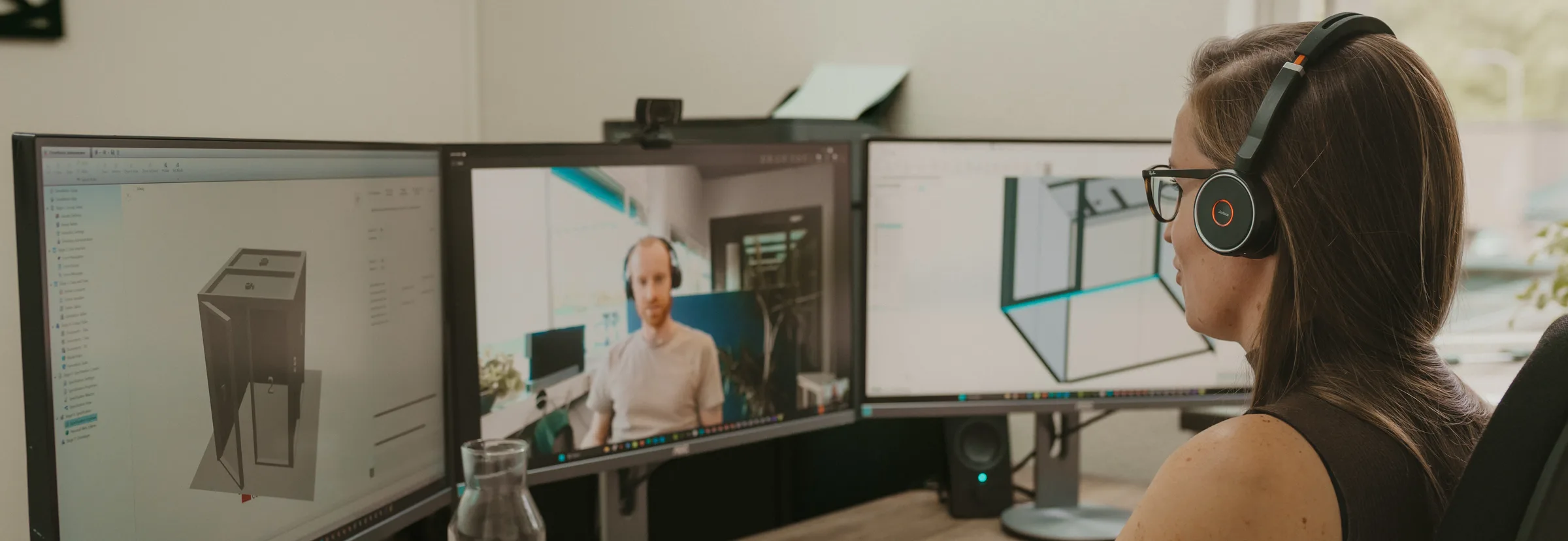 Simone in a video call with a client, with the 3D model on screen