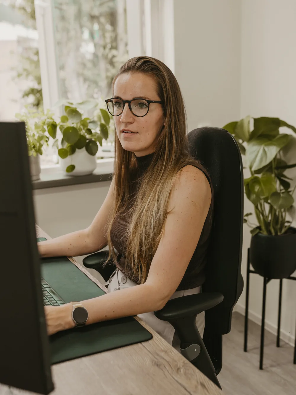 Simone van Kempen at work at her desk